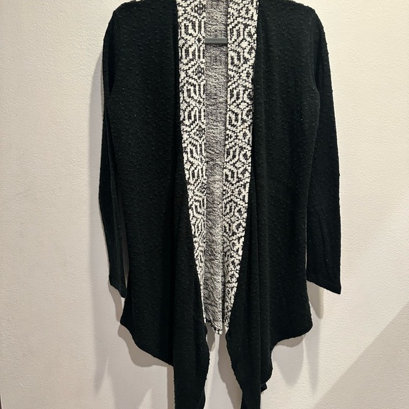 Elegant Black and White Geometric Cardigan - Picture 1 of 5